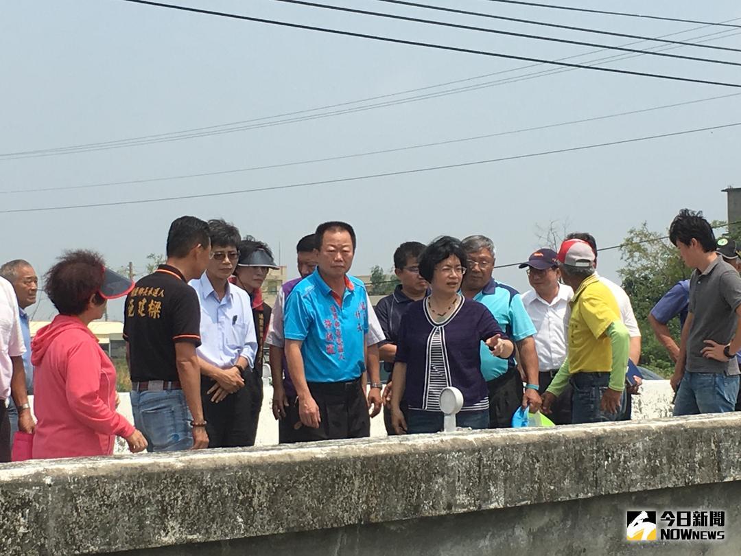 ▲72豪大雨讓彰化縣福興、埔鹽、二林等鄉鎮排水淤積浮現，農民指控縣府久未濬渫是元凶，立委王惠美要求水利署以應急工程方式趕緊來疏濬。（圖／記者陳雅芳攝，2018.07.16\\)