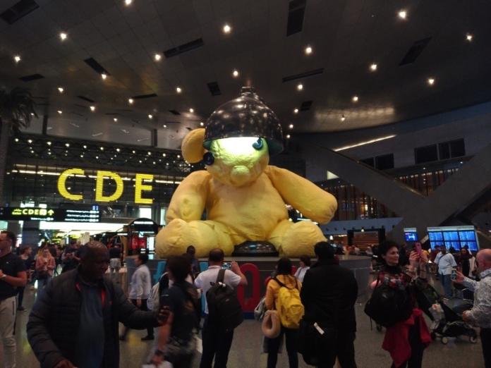 ▲卡達杜哈的「哈馬德」國際機場，超大的公共藝術「檯燈熊」，可愛又吸睛。（圖／NOWnews攝）