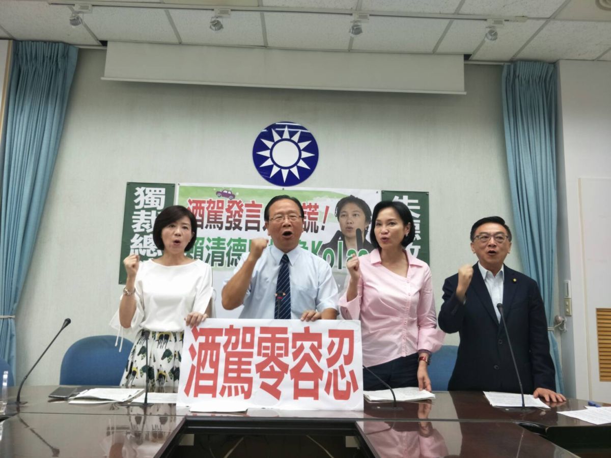 ▲國民黨立院黨團17日舉行記者會，批谷辣斯不適任政府發言人，不僅在於酒駕前科的不良形象，更嚴重的是掩飾酒駕過程，與欺瞞行政院的不誠實態度，呼籲賴清德應立即撤換谷辣斯。（圖／國民黨團提供 , 2018.7.17）