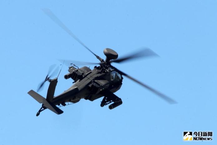 ▲國軍AH-64E攻擊直升機「全作戰能力」成軍典禮，阿帕契直升機性能展示。（圖／記者林柏年攝）