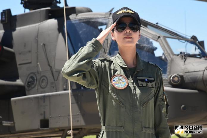 ▲亞洲首位AH-64E阿帕契直升機女飛官楊韻璇少校，成為阿帕契成軍典禮亮點。（圖／記者林柏年攝影 , 2018.7.17\\)