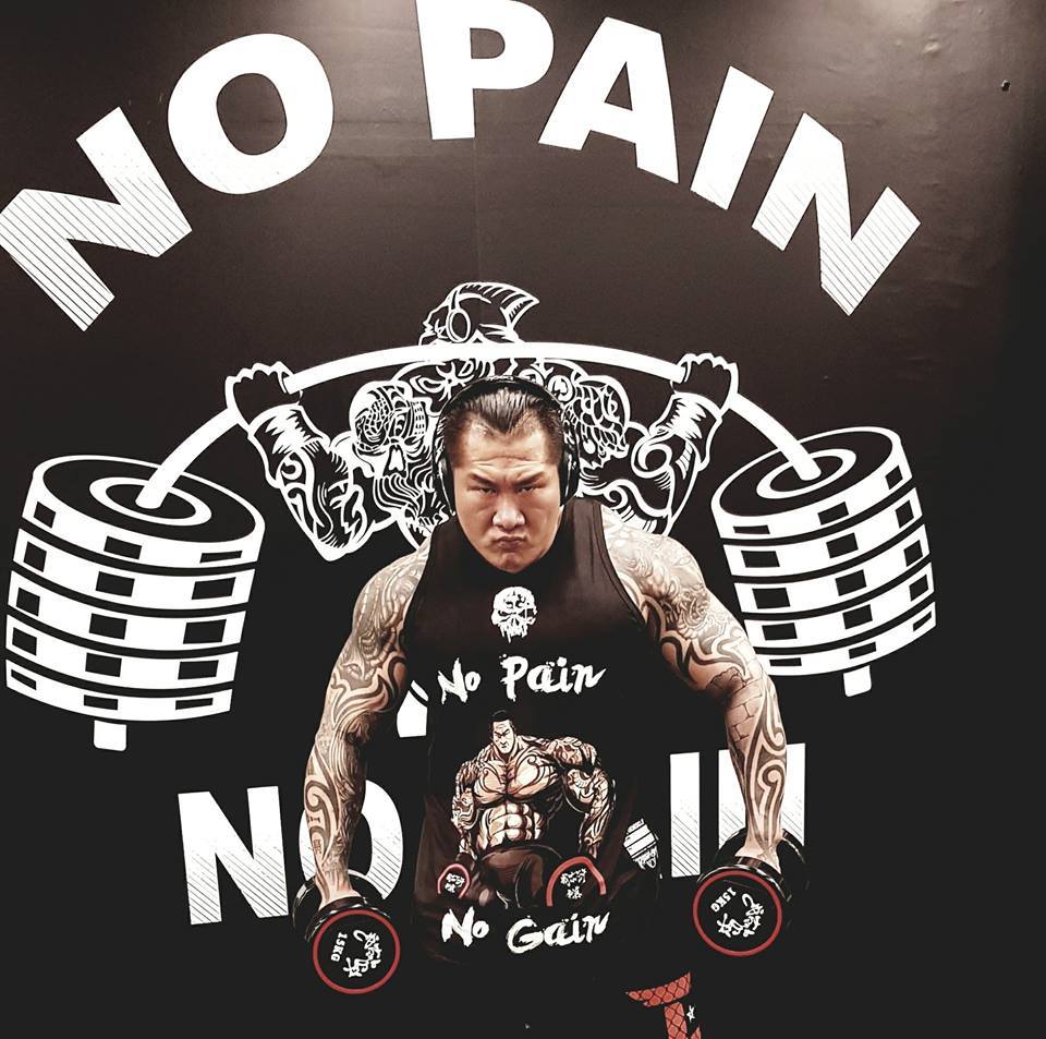 ▲一名自稱「高雄南霸天」的男子在臉書向成吉思汗健身房「館長」陳之漢宣戰，揚言要「以柔克剛」迎戰，並嗆館長「不用一回合把你ㄏㄡˊ起來」。（圖／翻攝自館長臉書）