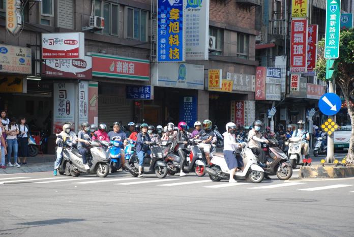 ▲有網友在PTT提問「台北已經是台灣大眾運輸最先進的縣市了，為何還是爆多汽機車？」釣出市民分析「3主因」。（圖／新北市交通局提供）