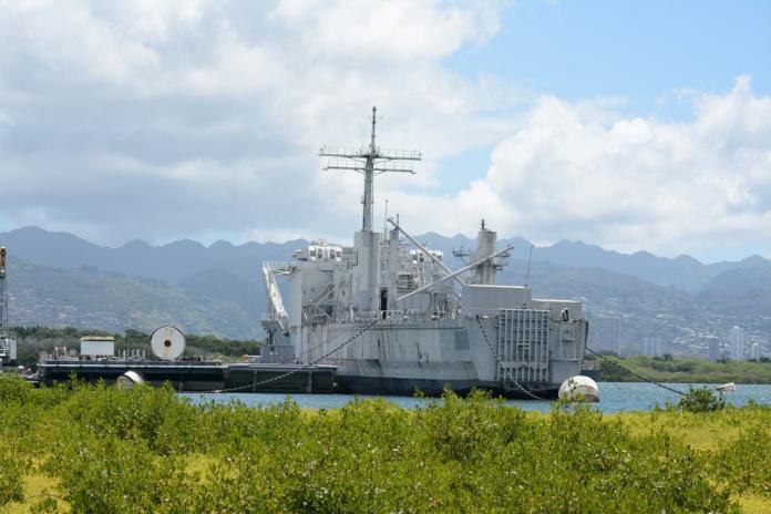 ▲美國海軍拉辛號戰車登陸艦，儲存在珍珠港艦隊回收在利用處理中心多年，在2018環太演習中成為靶艦。（圖／軍情與航空提供）