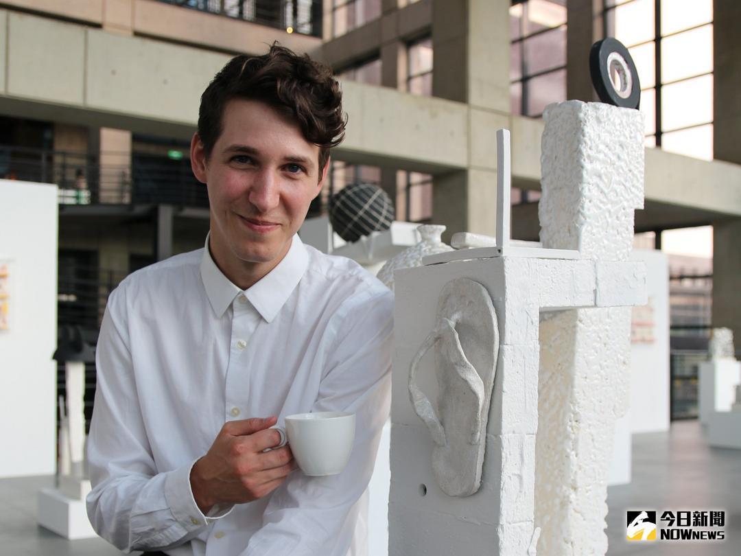 ▲美籍陶藝家約書亞‧克拉克2次訪台都遇到颱風，巧妙地將颱風天所穿的夾腳拖鞋融入作品中。（圖／記者蔡琇惠攝，2018.07.18）