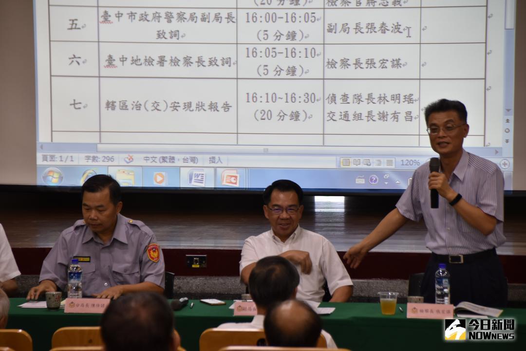 ▲台中地檢署檢察長張宏謀在第三警分局辦理的社區治安會議中，宣導年底九合一選舉的反賄觀念。（圖／記者鄧力軍翻攝 , 2018.07.18\\)