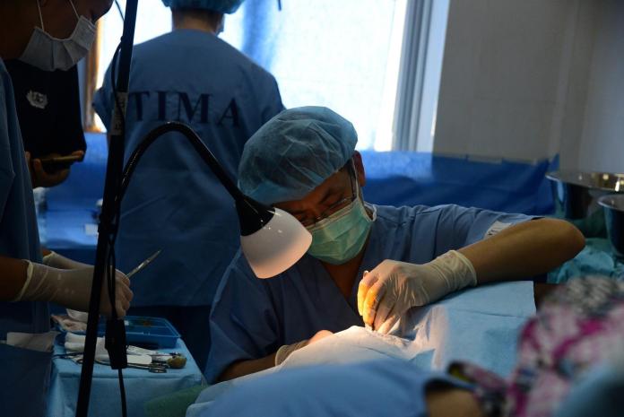 ▲此次義診外科求診共217人次，新加坡先遣團隊把開刀房所有可以帶的設備都帶來，連手術房內的冷氣、遮陽設備都準備得很完善。（圖／慈濟基金會提供）