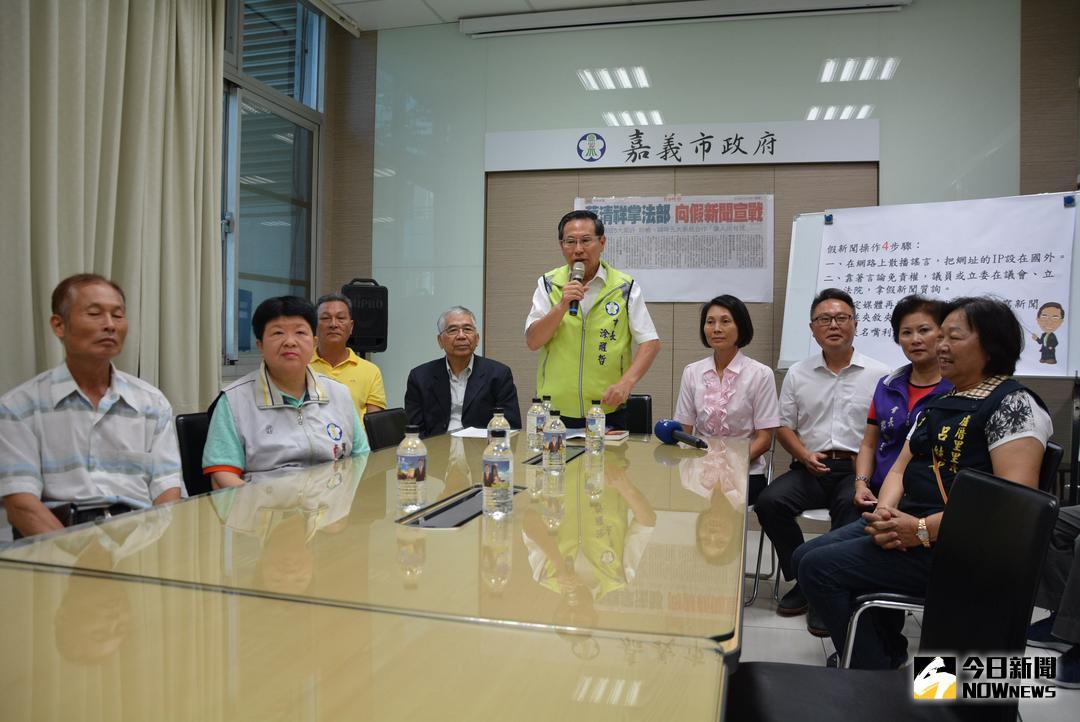 ▲涂醒哲召開記者會表示，蘭潭置放太陽能板一事是以假新聞造謠抹黑。（圖／記者郭政隆攝影2018.7.18）