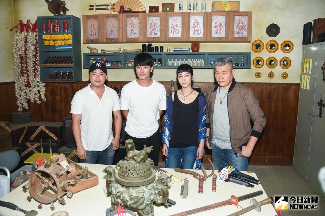 ▲電影《第九分局》拍攝現場探班，左起為導演、邱澤、溫貞菱、彭恰恰。（圖／記者陳明安攝，2018.07.18）