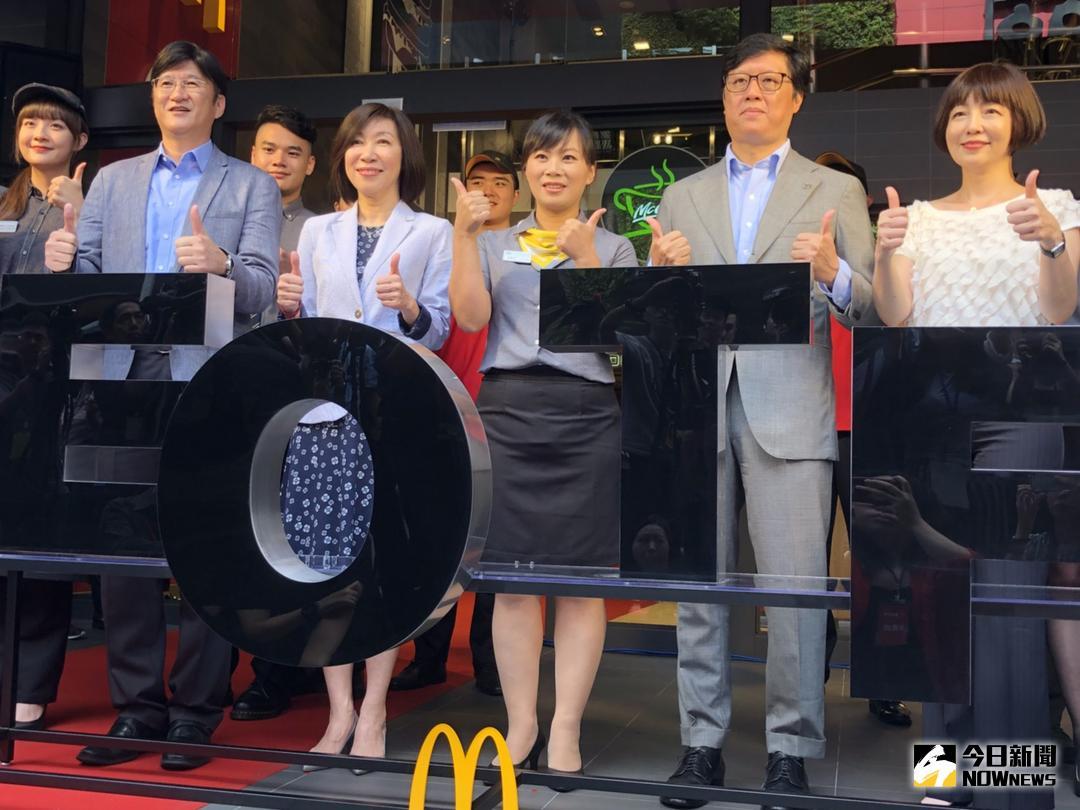 ▲台灣麥當勞今（18）日宣布正式邁入EOTF世代，全新2.0旗艦餐廳首度登場亮相，和德昌董事長李昌霖（右二）（同時也是國賓總經理）在去年正式接手後首度在媒體面前露面。（圖／記者彭夢竺攝，2018.7.18）
