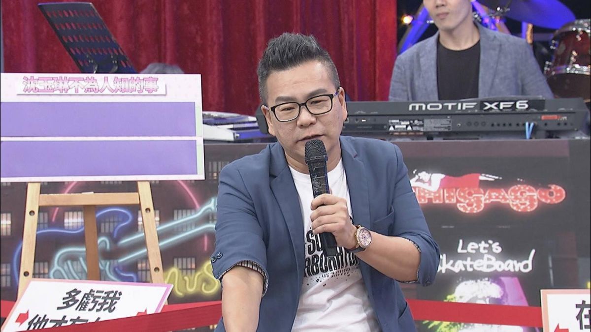 ▲怕老婆氣噗噗，沈玉琳寫真書藏樹下。（圖／中天提供 , 2018.7.18）