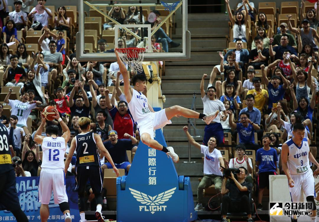 ▲中華白增祥鈞\\(右二\\)爆扣嗨翻全場。（圖／中華民國籃球協會提供）