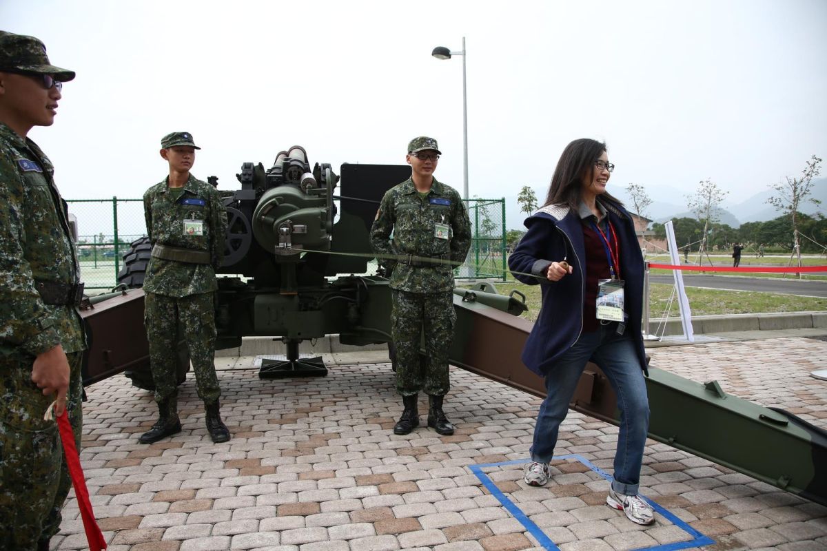 ▲宜蘭紅柴林營區「105年國防知性之旅—營區開放活動」，記者親自下場感受155榴砲拉火繩擊發的過程。（圖／軍聞社提供\\)