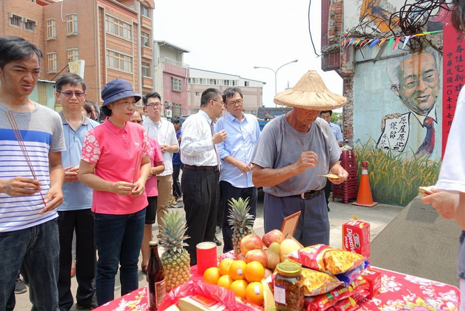 ▲歷經 5 年的行政訴訟，苗栗大埔張藥房原址舉行動土典禮，總統蔡英文、內政部長徐國勇、前內政部長葉俊榮都到場見證拆除後又蓋回的首例。（圖／翻攝彭秀春臉書）