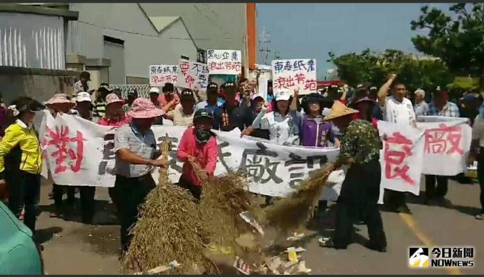 影／反對東泰紙廠設廠　芳苑鄉民高喊：滾出去！
