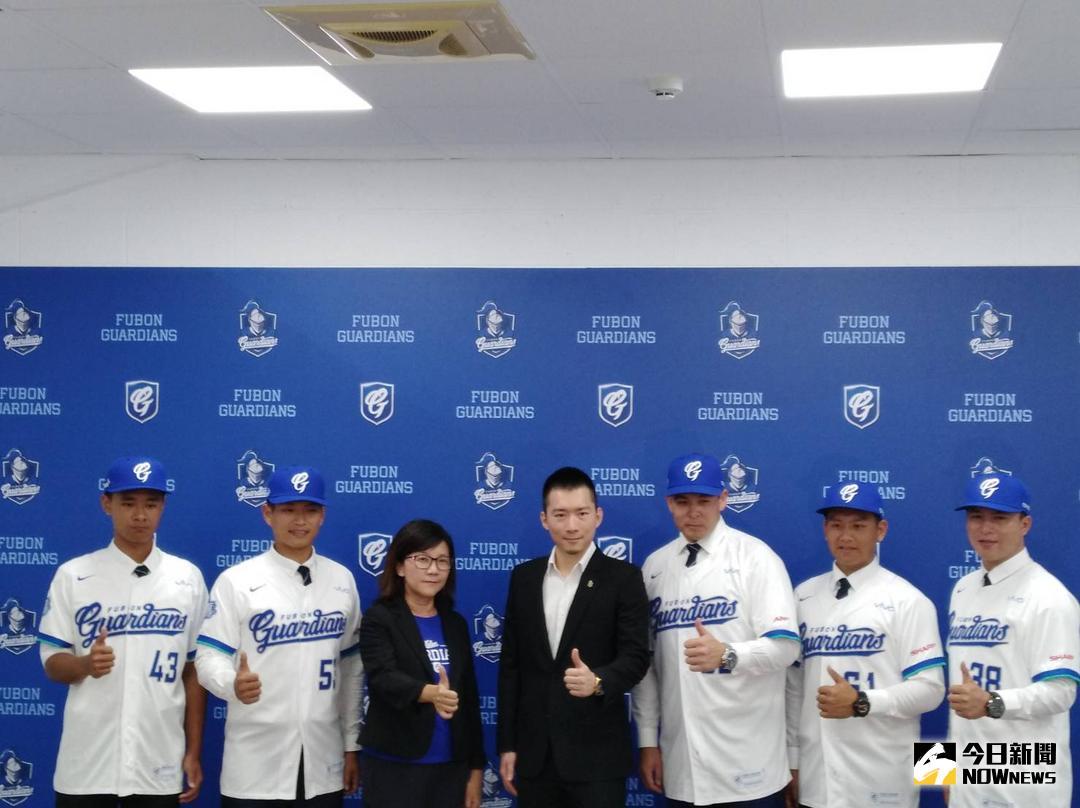 ▲富邦領隊蔡承儒和簽約選手。（圖／黃建霖攝）