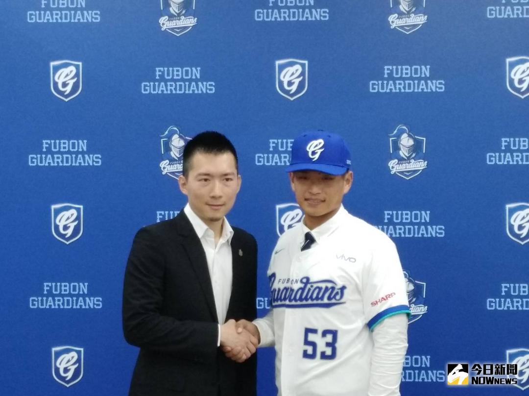 ▲王正棠加盟富邦悍將。（圖／黃建霖攝）