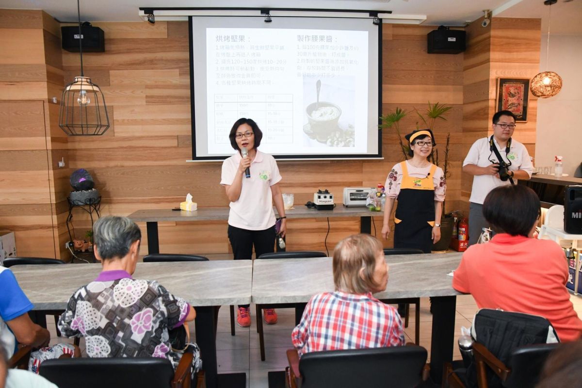 ▲林秀猜科長介紹張靜芬營養師為年輕女性朋友設計的養生餐。（圖／嘉義市衛生局提供）
