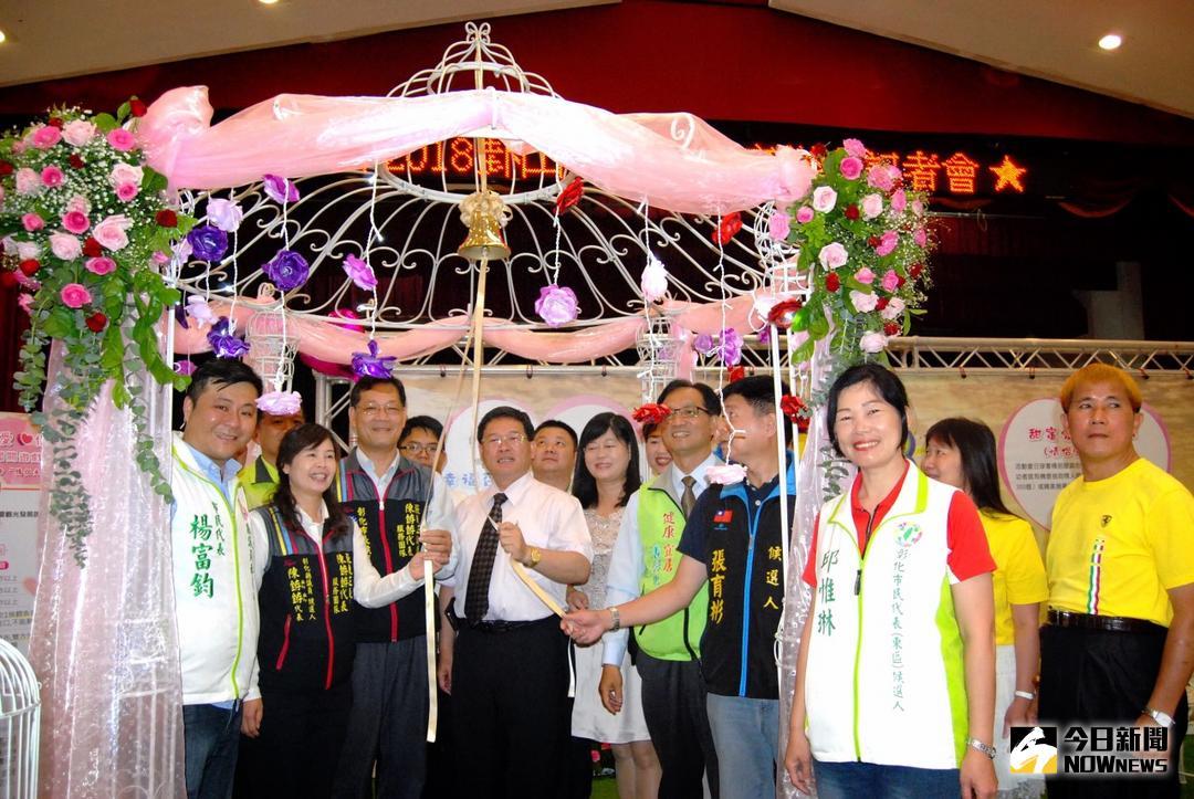 ▲彰化市公所將於8月4日舉辦「2018卦山夕照情人音樂會」，市長邱建富等人手執情人鎖為「2018卦山夕照情人音樂會」的活動暖身。（圖／記者陳雅芳攝，2018.07.19\\)
