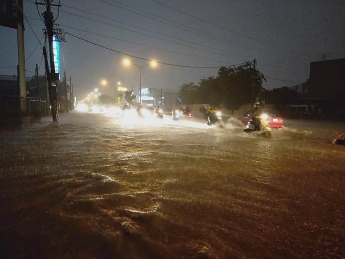 ▲淹水又停電！大雷雨侵襲南台灣，  4 區達淹水一級警戒。（圖／翻攝自邱俊憲臉書）