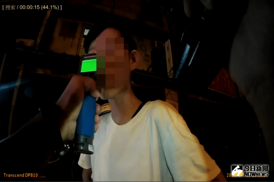 ▲阮女嗜酒程度令人驚訝，警方測得酒精度高達1.44mg/l , 被逮後還想打開手邊剛買的啤酒繼續喝（圖／記者鄧力軍翻攝 , 2018.07.20)