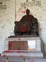▲獨派青年到台北中正紀念堂對蔣中正銅像潑紅漆。（圖／取自FETN 蠻番島嶼社）