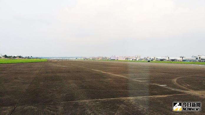 高雄航空站跑道遭雷擊破損　經連夜搶修後恢復正常起降
