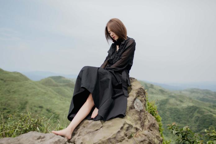▲新瑤在懸崖峭壁拍攝MV，還因為腳抽筋讓她超緊張。（圖／東聲唱片提供 , 2018.07.20）