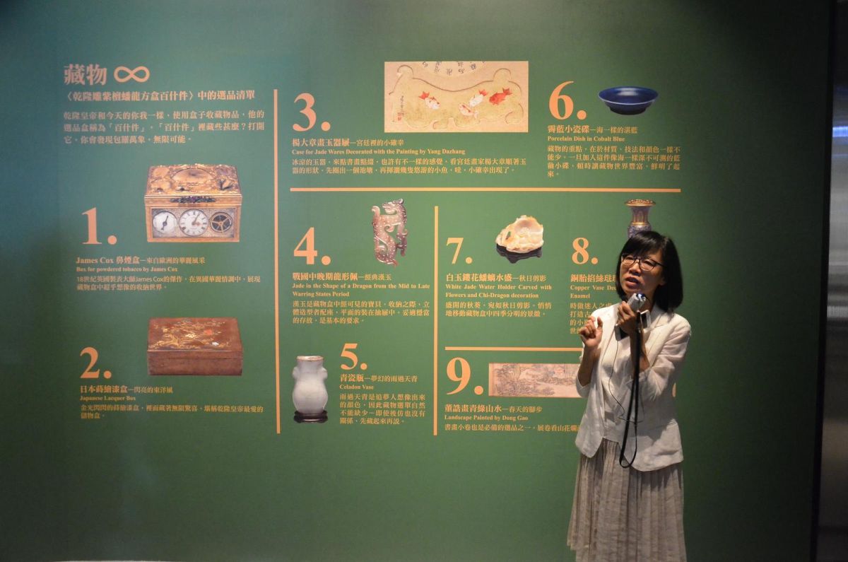 ▲總策展人、器物處余佩瑾處長說明乾隆皇帝的藏寶箱。（圖／故宮南院提供 , 2018.07.20)