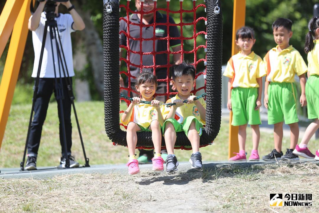 ▲三重集賢環保公園兒童遊戲場今天啟用，小朋友玩得不亦樂乎。（圖／記者蔡琇惠攝，2018.07.20）