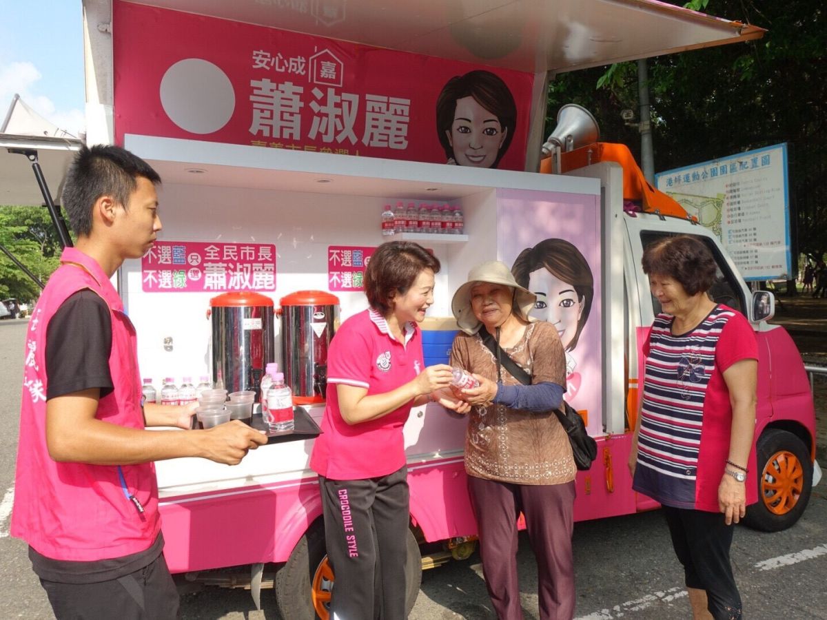 ▲圖說：蕭淑麗為民眾奉上一杯溫馨的飲料。（圖／蕭淑麗團隊提供）