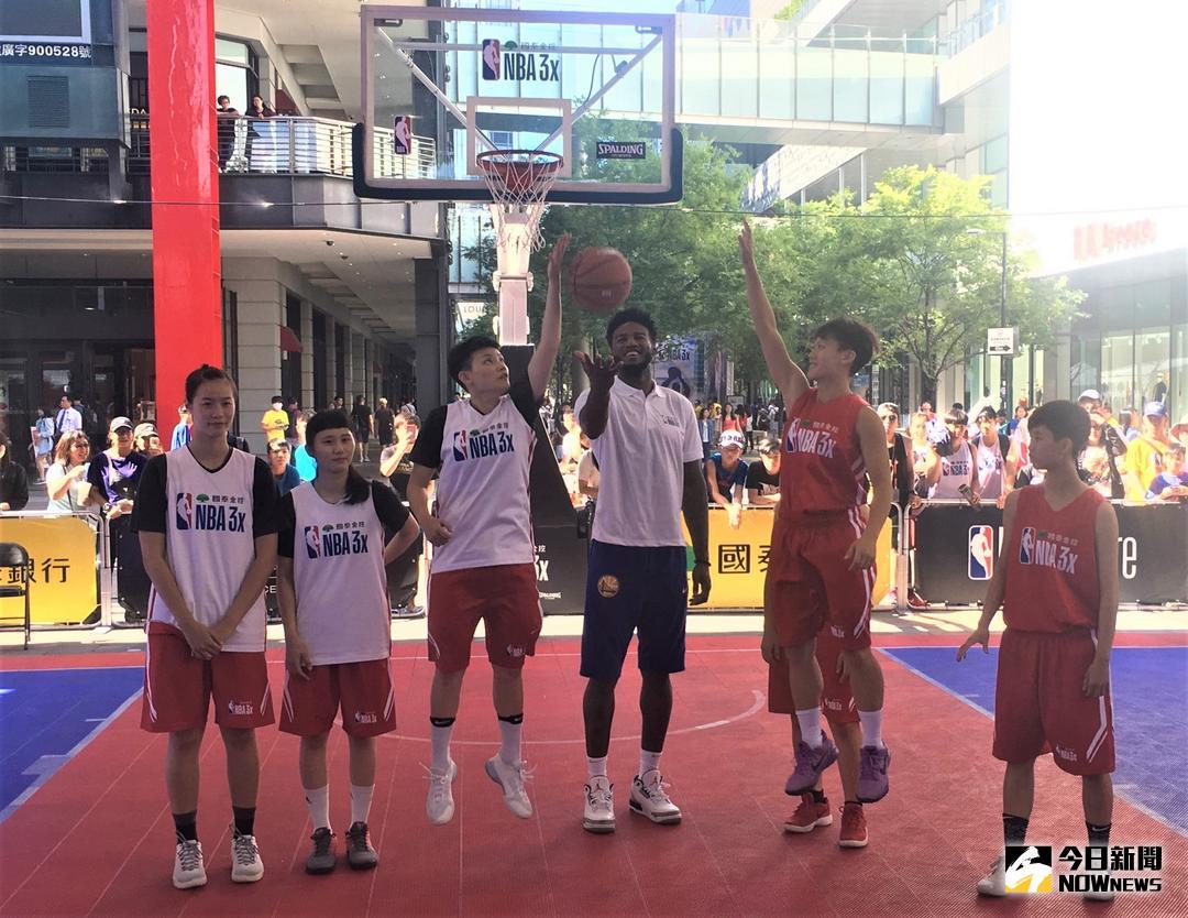▲勇士隊新秀喬丹.貝爾\\(Jordan Bell\\)20日在台為「國泰 NBA 3x」籃球賽開球。（圖／鍾東穎攝 , 2018.07.20 ）