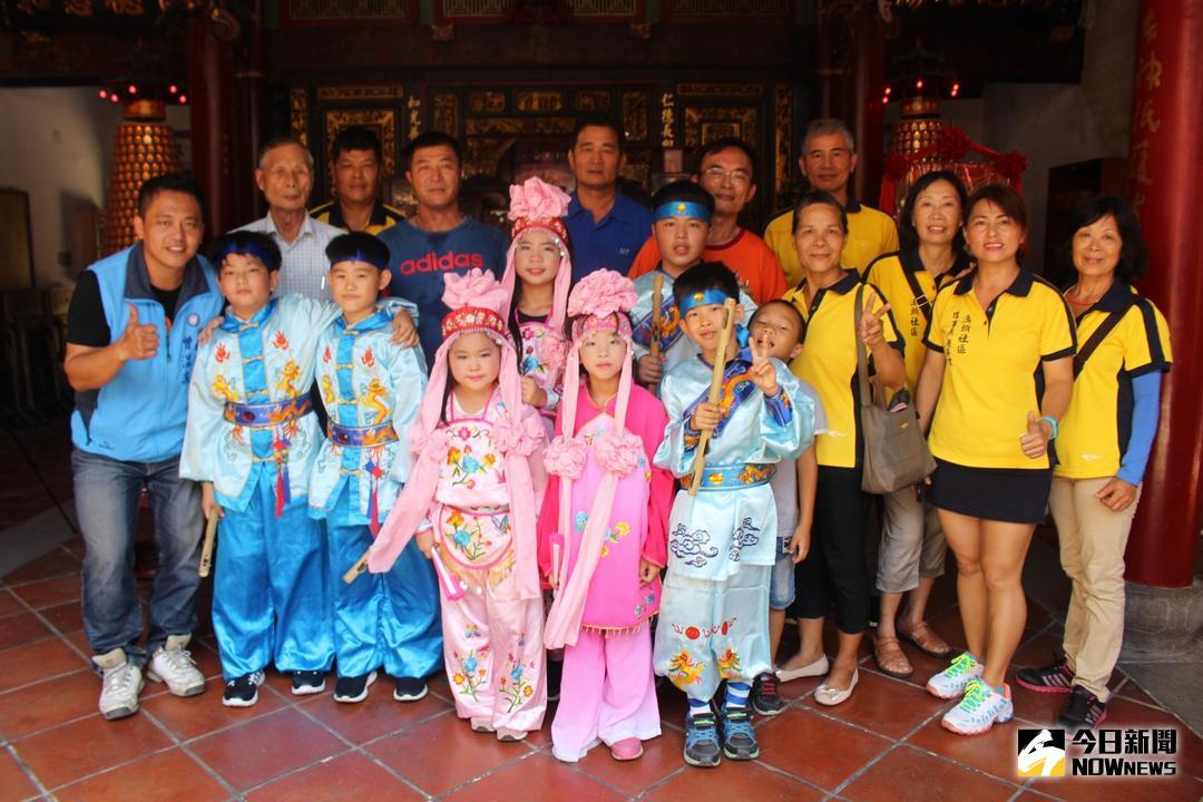 ▲廣興國小車鼓陣在仁和宮舉辦小小成果發表會，小學生們表演的有聲有色的，令廟方人員拍案稱讚。（圖／記者陳雅芳攝，2018.07.20)