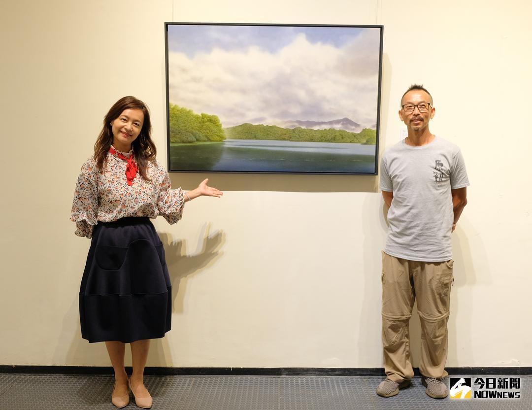 ▲童武義（右）融合傳統蛋彩技法與水彩，創作展出「原初」系列。（圖／記者誾宣震攝 , 2018.07.20）