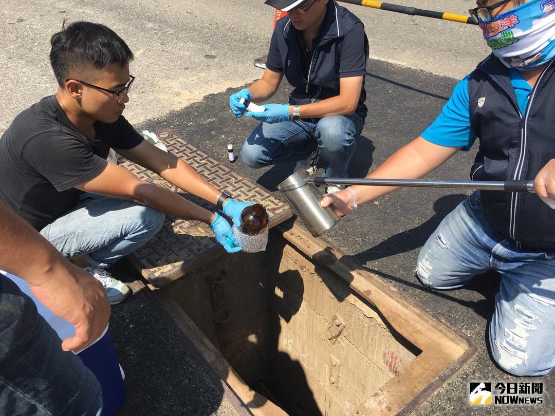 ▲環保局在湖西油庫外水溝發現黑色油污，案情逐漸升高（圖／澎環保局提供 , 2018.07.21）