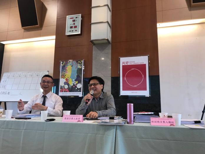 ▲教育部長葉俊榮（右）首次主持課審會會議。（圖／教育部提供）