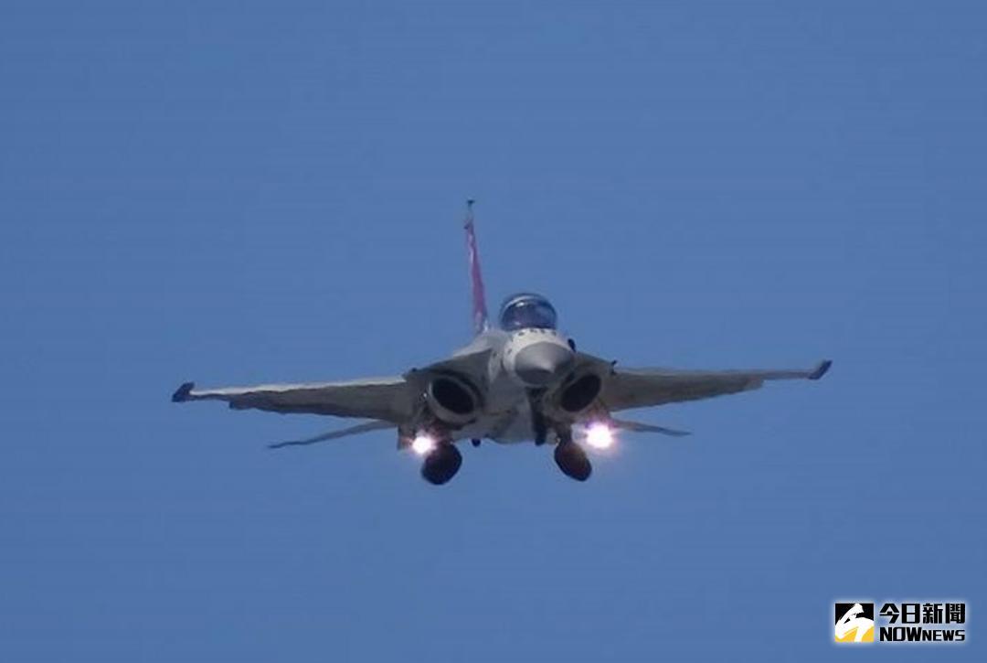 ▲IDF經國號戰機放下起落架。非新聞當事飛機。（圖／記者呂烱昌攝 )