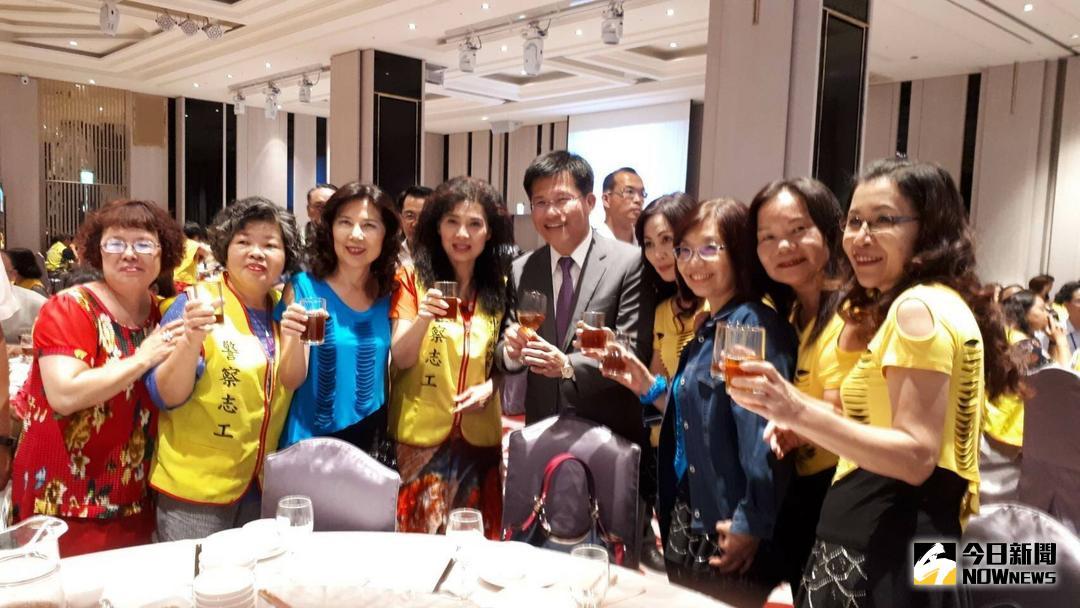 ▲台中市長林佳龍與表現傑出獲獎的第一警分局志工開心合影（圖／ 記者鄧力軍翻攝 , 2018.07.21\\)