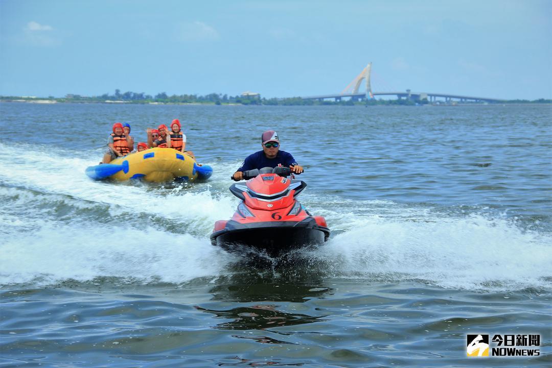 ▲家長帶著小朋友一起體驗海上香蕉船、天鵝船，玩得非常開心。（圖／記者陳宗傑攝,2018.07.21）