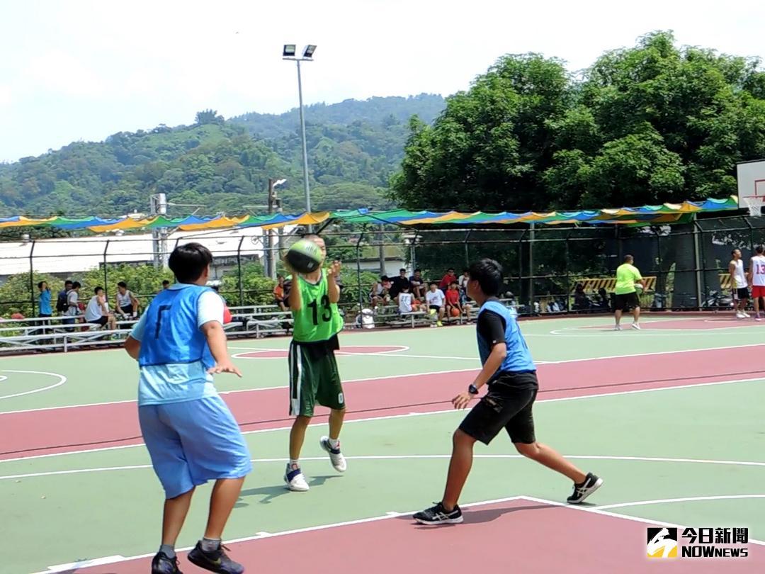 ▲107年度二水鄉鄉長盃三對三籃球錦標賽，在多功能運動公園展開激戰，大太陽底下尬球技，精彩的比賽過程讓在場球迷看得是大呼過癮。（圖／記者陳雅芳攝，2018.07.21\\)