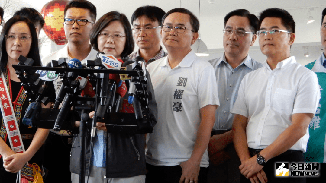 ▲蔡英文總統22日當著國民黨籍台東縣長黃健庭與民進黨縣長參選人劉櫂豪的面表示，將來的縣長一定持續舉辦熱氣球嘉年華，不會停辦。（圖／記者陳弘志攝 , 2018.07.22 ）