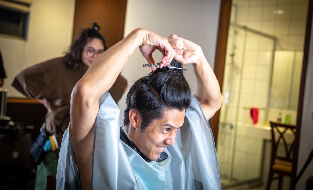 ▲胡宇威為自己剪下第一束頭髮。（圖／奧瑪優勢，2018.07.22）