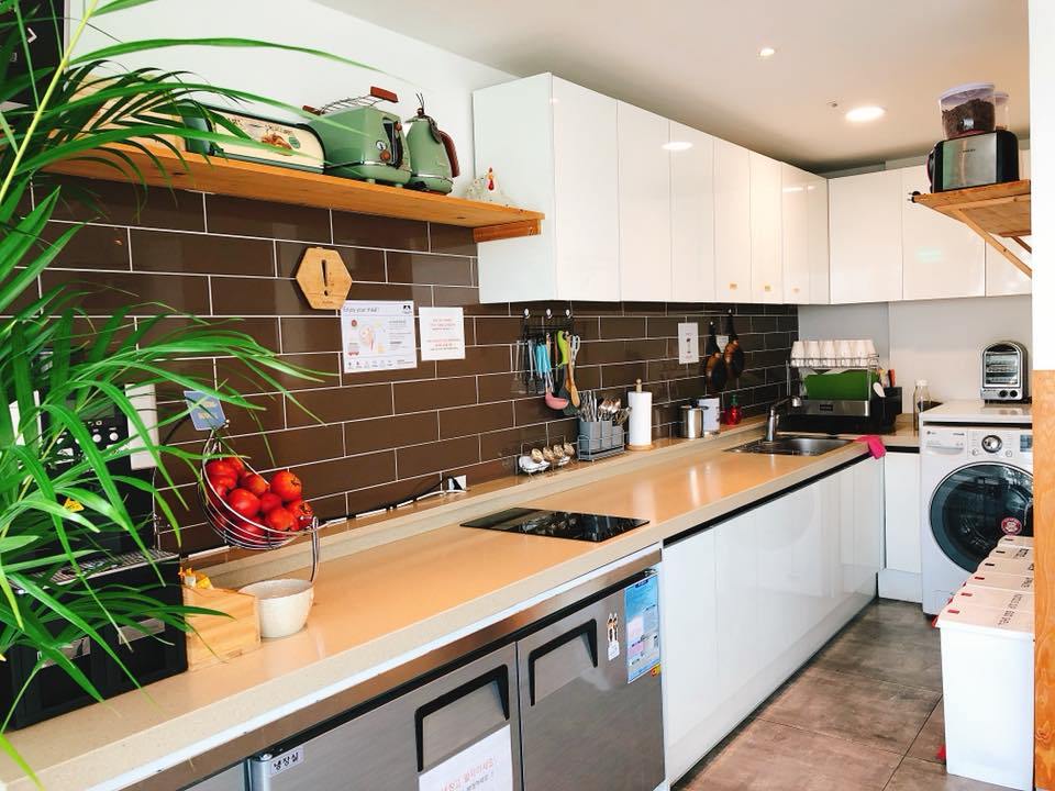 ▲一名女網友在臉書社團「爆怨公社」中表示，到釜山入住飯店遇到一名男性台灣旅客，用完廚具不僅不清洗乾淨，還留下髒亂環境。（圖／翻攝自爆怨公社）