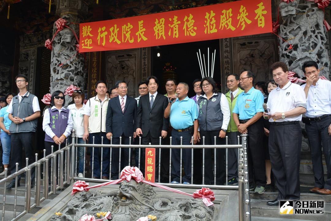 ▲賴院長至文財殿參拜祈福，受到信眾的歡迎。（圖／記者郭政隆攝影2018.7.22）