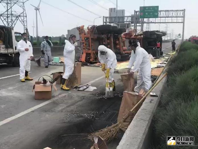 影／西濱快速道路線西段化學槽車翻車　駕駛罹難

