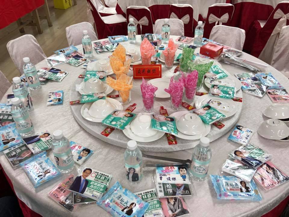 ▲傻眼！餐桌擺滿「競選衛生紙」，網笑：「吃一餐省半年份！」（圖／翻攝自爆廢公社）