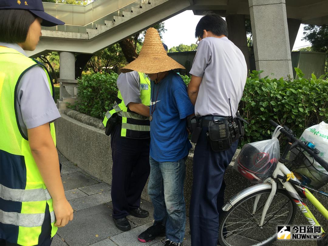 ▲偷車賊被失主追至警方的路檢點，經失主大呼「有小偷」，竊嫌被警方攔下逮捕（圖／記者鄧力軍翻攝 , 2018.07.23\\)