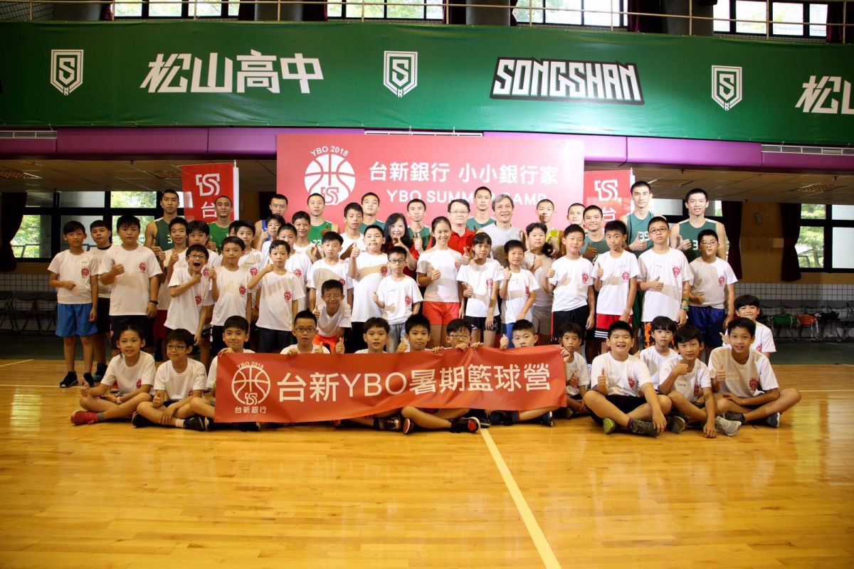 ▲台新銀行上週末舉辦「YBO籃球夏令營」，由松山高中籃球隊總教練黃萬隆\\(後排右六）親自教學，建立小朋友對籃球的認識，台新銀行通路營運事業處資深副總經理黃培直（後排右八）客群經營處副總經理史筱平（後排右十）出席參與，為小朋友加油打氣。（圖／資料照片）