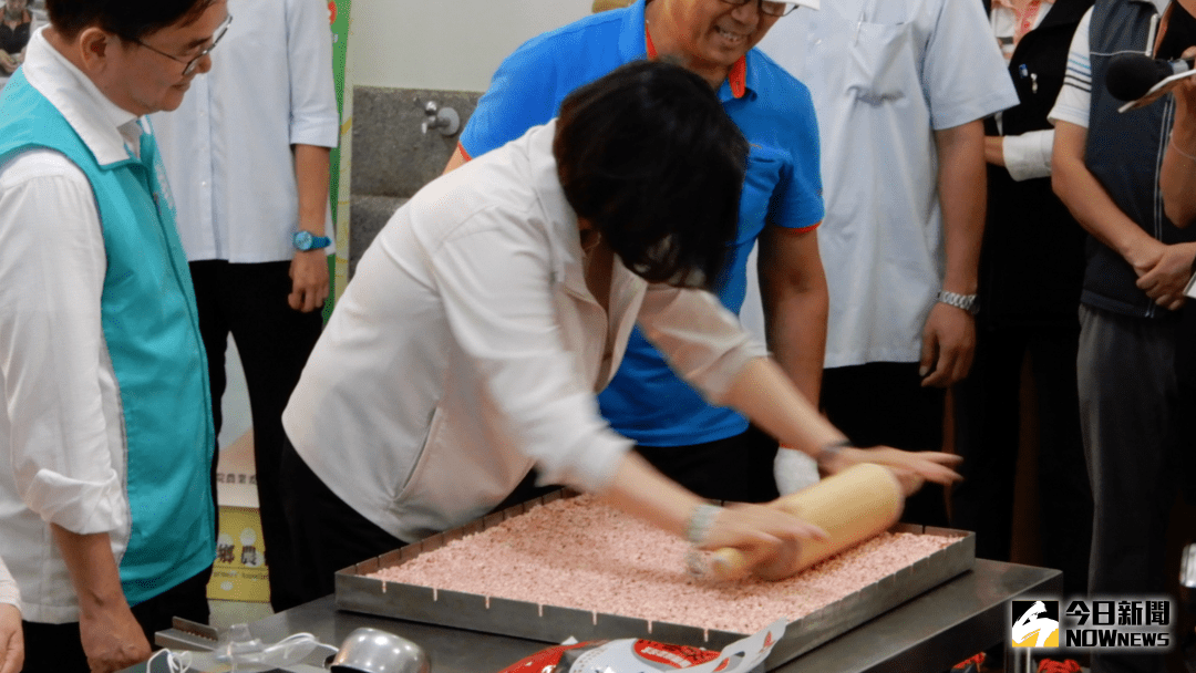 ▲蔡英文總統23日在台東池上農會觀光工廠時，親自下廚參與爆米香。（圖／記者陳弘志攝 , 2018.07.23 ）