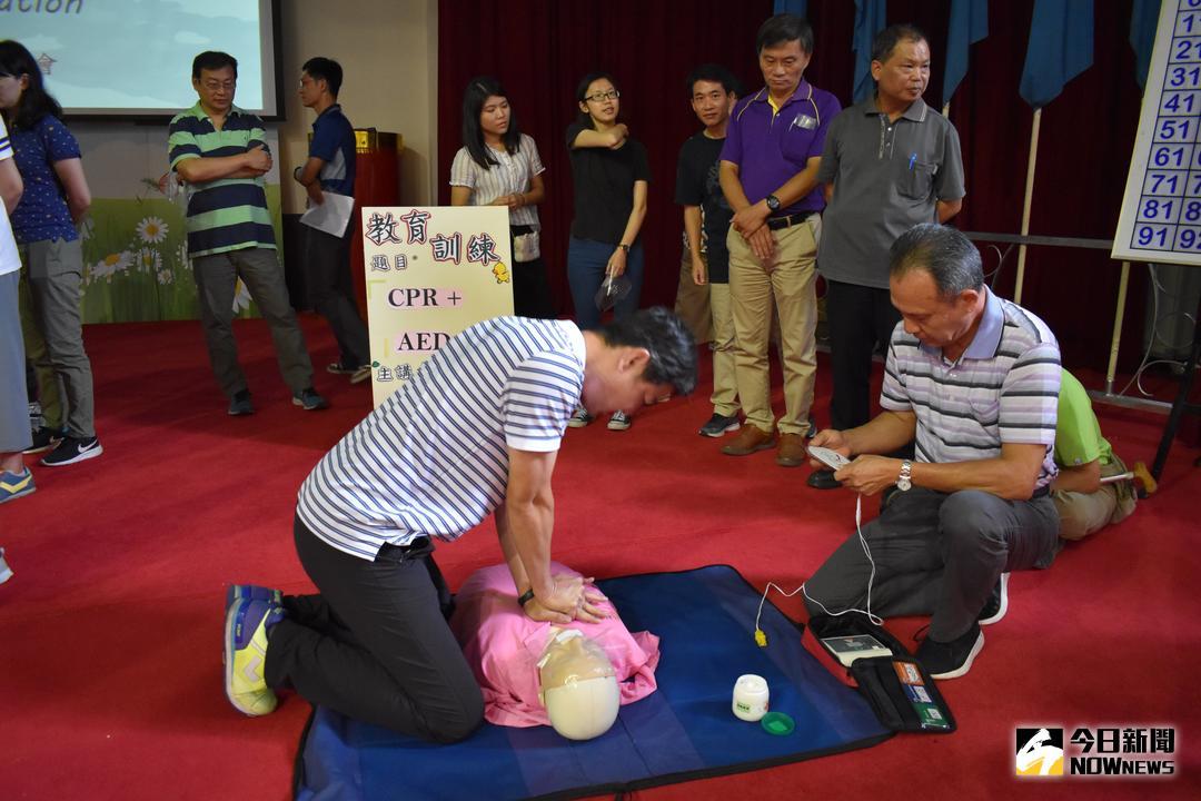 ▲中彰榮譽國民之家舉辦CPR和AED教育訓練課程，讓職員工及照服員具備基本技能，在緊要關頭爭取急救黃金時間。（圖／記者陳雅芳攝，2018.07.23\\)